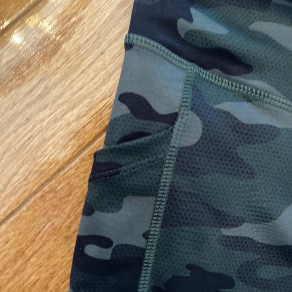NWT Gap Women's GapFit High Rise Ankle-Length Side Pocket Legging Pants XXL Camo - Picture 2 of 5